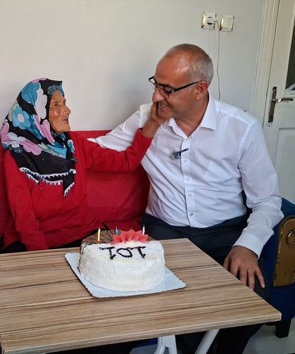101 yaşına giren kadına sürpriz doğum günü kutlaması