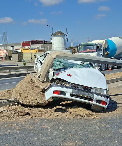 Aydınlatma direğine çarpan otomobilin sürücüsü yaralandı