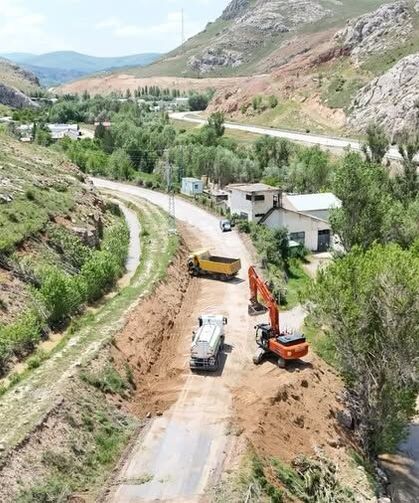Bayburt'ta köy yollarında asfalt çalışmaları sürüyor