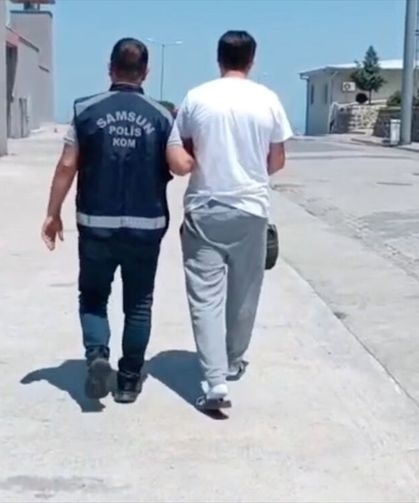 Samsun'da aracın döşemesinin altına gizlenmiş 47 ruhsatsız tabanca bulundu