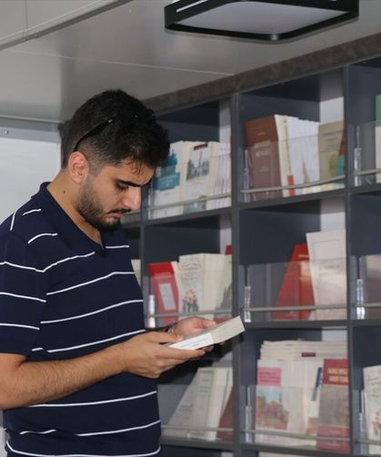 Türk Tarih Kurumunun 'mobil kitap satış mağazası' Rize'ye geldi
