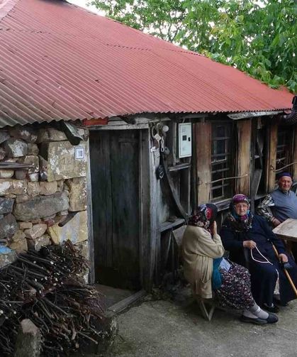 Giresun'da yayla yolundaki 70 yıllık kahvehane zamana direniyor