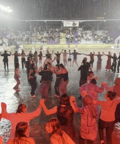 Karadeniz'de konser böyle olur: Sağanak yağmur başladı, onlar horona devam etti