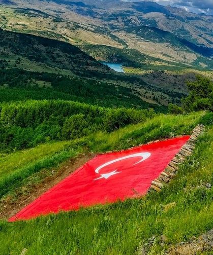 Kelkit Vadisi'nin simgesi dev Türk bayrağı yenilendi