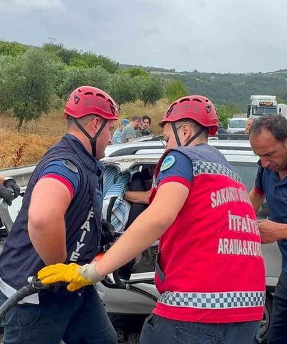 Kontrolden çıkan otomobil, önündeki tıra çarptı: 1 ölü, 2 yaralı
