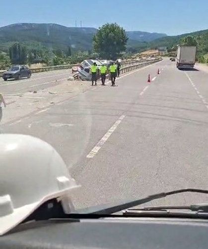 Orta refüje saplanan iki araç bariyerlerin arasında sıkıştı
