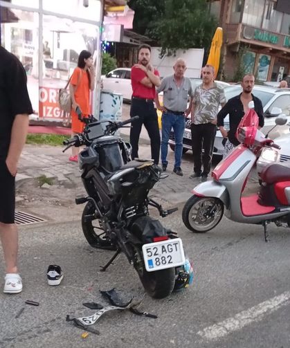 Otomobile arkadan çarpan motosiklette 2 kişi yaralandı