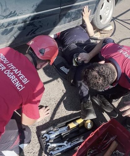 Otomobilin egzoz muhafazasına sıkışan yavru kedi kurtarıldı