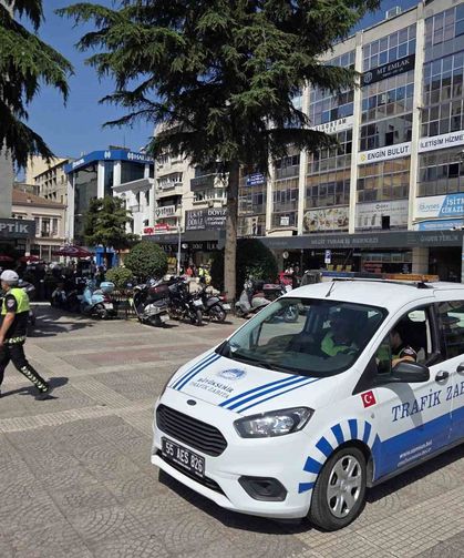 Samsun Cumhuriyet Meydanı'na park eden araçlara ceza