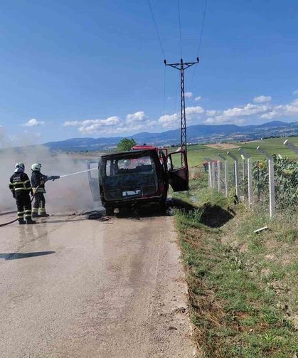 Servis aracı yandı, geriye demir yığını kaldı