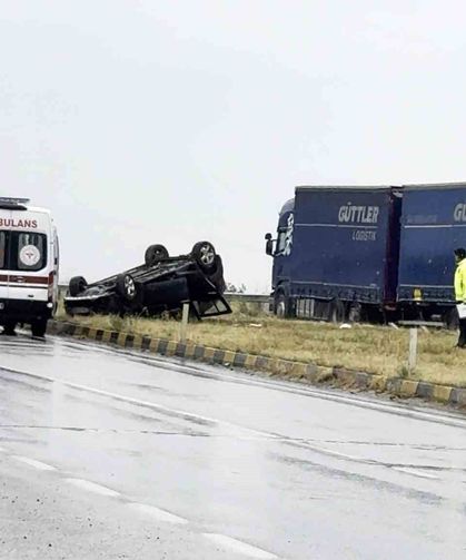 Tosya'da otomobil takla attı: 2 yaralı