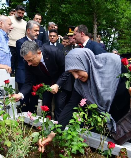 Vali Tahir Şahin 15 Temmuz Şehidi Samet Uslu’nun Kabrini Ziyaret Etti