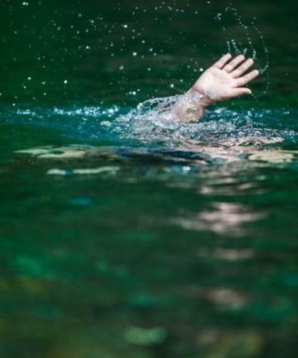 Denize giren iki kişiden biri boğuldu, diğeri hastaneye kaldırıldı