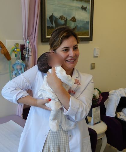 Organları Dışarıda Doğan Bebek Bölgemizde Hayata Tutundu