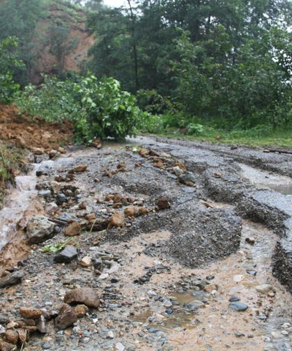 Giresun'daki etkili yağış mahalle ve köy yollarında hasara neden oldu