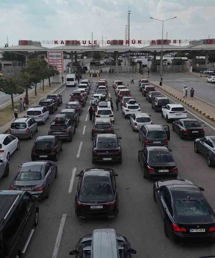 Avrupa'ya dönüş yolunda kilometrelerce gurbetçi kuyruğu