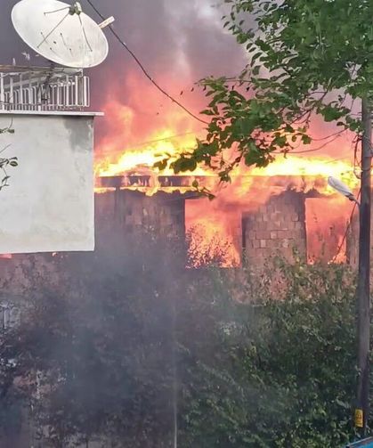 Çatı katı yangınında 1 ton fındık küle döndü