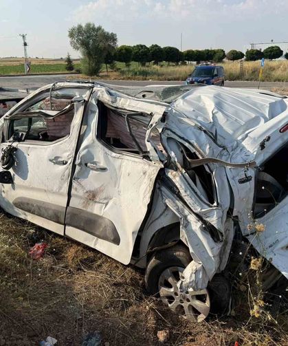 Hafif ticari araç takla attı: 1 ölü, 2 yaralı