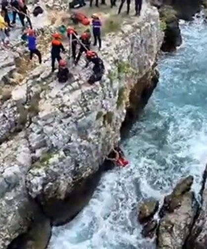 Kayalıklarda halatlı kurtarma