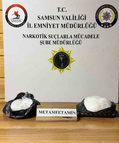 Narkotik köpeği Şila valizdeki 1 kilo 900 gram metamfetamini buldu