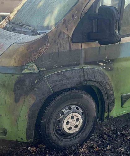 Otluk alandaki yangında toplu taşıma aracı hasar gördü