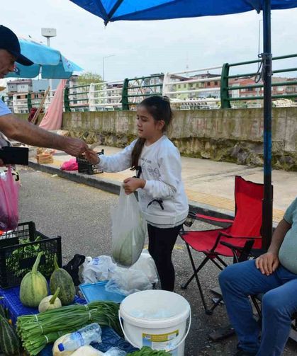 Tezgahların en küçük pazarcısı: 10 yaşındaki Azra, hasta babasının eli ayağı oldu