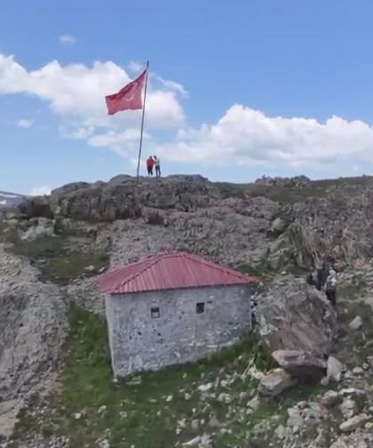 Gümüşhane’de 2 Bin 500 Metredeki Taş Mescid Dikkat Çekiyor