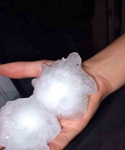 Adana'da yumruk büyüklüğünde dolu yağışı tarım arazilerine zarar verdi