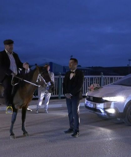 At ile gelin arabasının önünü kesen muhtar ilgi odağı oldu
