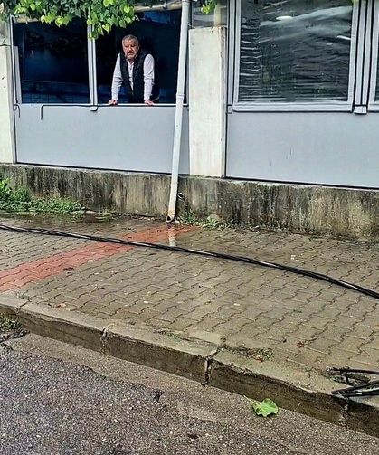 Fırtınada kopan elektrik telleri ekipleri seferber etti