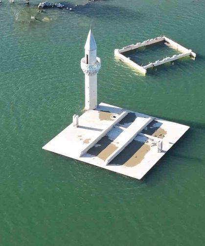 Kars'ta sular çekildi, eski köy ortaya çıktı