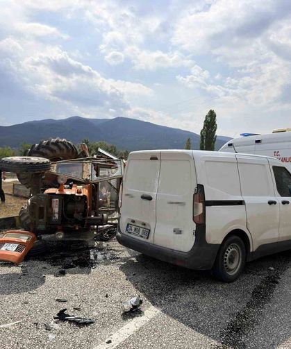 Kastamonu'da hafif ticari araç ile traktör çarpıştı: 1 yaralı