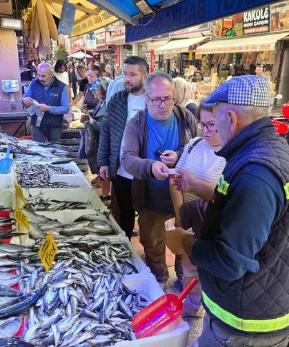 Kiloluk palamut 90 TL'ye düşünce vatandaş tezgahlara akın etti