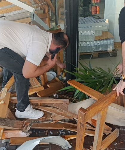 Minibüs kontrolden çıkıp kafeye daldı ölümden saniyelerle yaralı kurtuldu