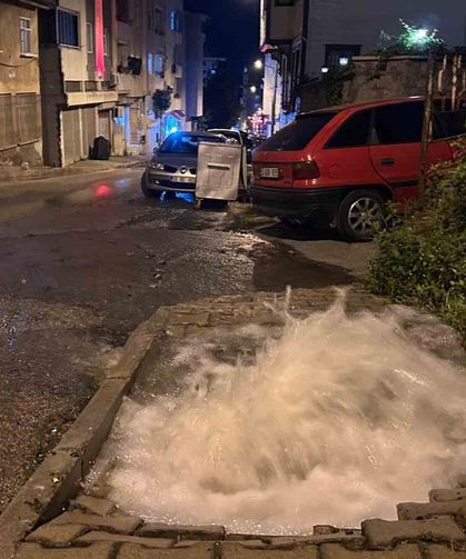 Samsun'da su borusu patladı, yolda su birikintileri oluştu