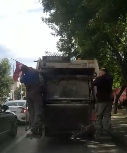 Temizlik işçileri yerde buldukları Türk bayrağını çöp kamyonun üzerine astı
