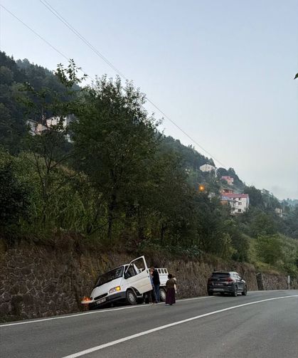 Düzköy’de Kamyonet İstinat Duvarına Çarptı: 2 Yaralı
