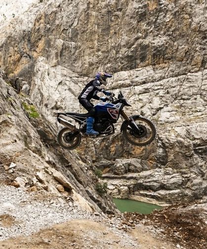 Motosiklet Tutkunlarının Gözdesi: Karanlık Kanyon ve D915’te Zorlu Yolculuk