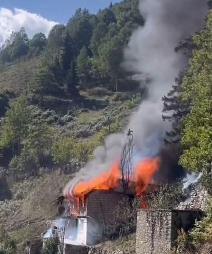 Çaykara’da Yangın Faciası: İki Kardeşin Evi Küle Döndü