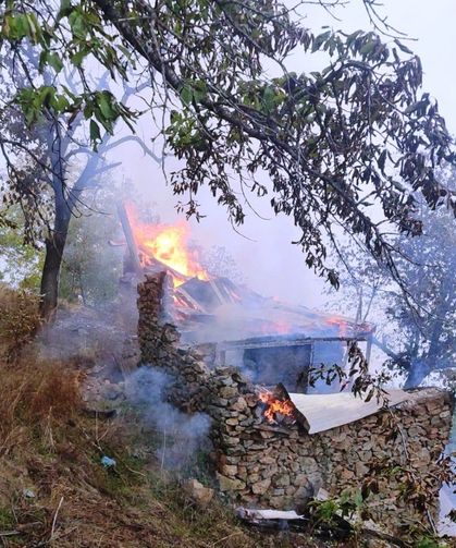 Artvin'de Eve Yıldırım Düştü! Alevler İki Eve Daha Sıçradı