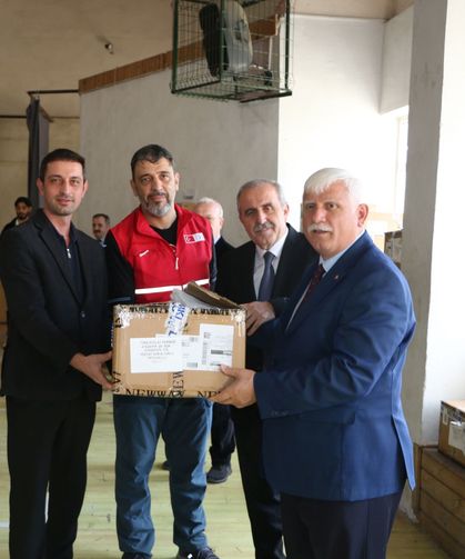 Of’ta ihtiyaç sahibi öğrencilere giysi desteği