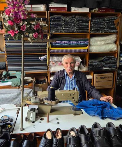 60 yıldır geleneksel terzicilikten ödün vermeden mesleğini icra ediyor