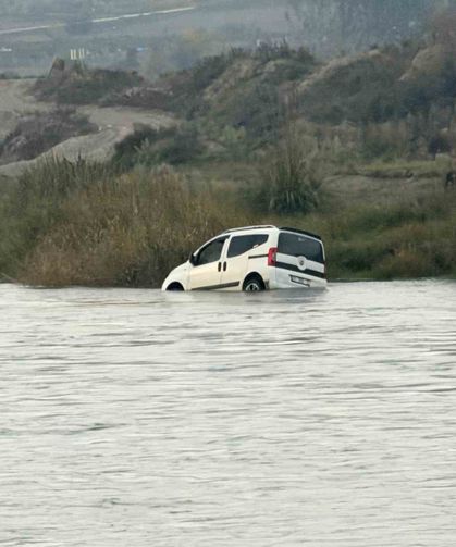 Balık tutmaya gittikleri çayda su seviyesinin yükselmesi ile otomobil mahsur kaldı
