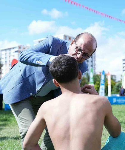 Başkan İlhan Geçit'ten sakatlanan güreşçiye ilk müdahale
