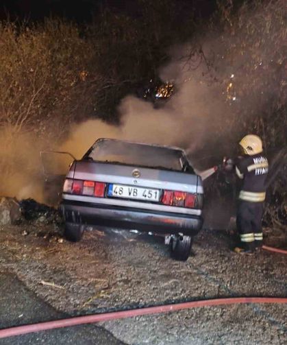 Bodrum'da kaza yapan otomobil alev aldı