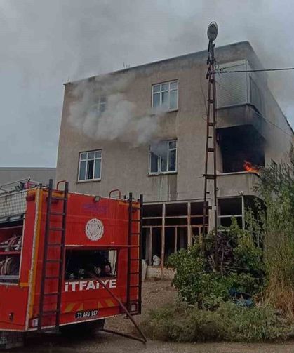 Ev yangınında mahsur kalan kadın kurtarıldı