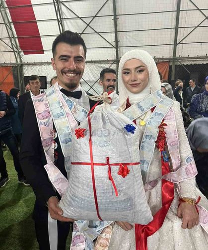 Giresun'da düğünde altın yerine bir çuval fındık taktılar