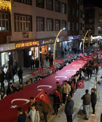 Gümüşhane'de meşaleler ve marşlar eşliğinde Cumhuriyet yürüyüşü