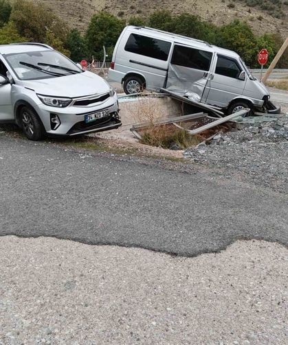 Gümüşhane'de minibüs ile otomobil çarpıştı: 4 yaralı