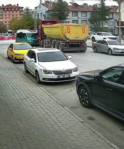 Hafriyat yüklü kamyon ile minibüs çarpıştı: 10 yaralı